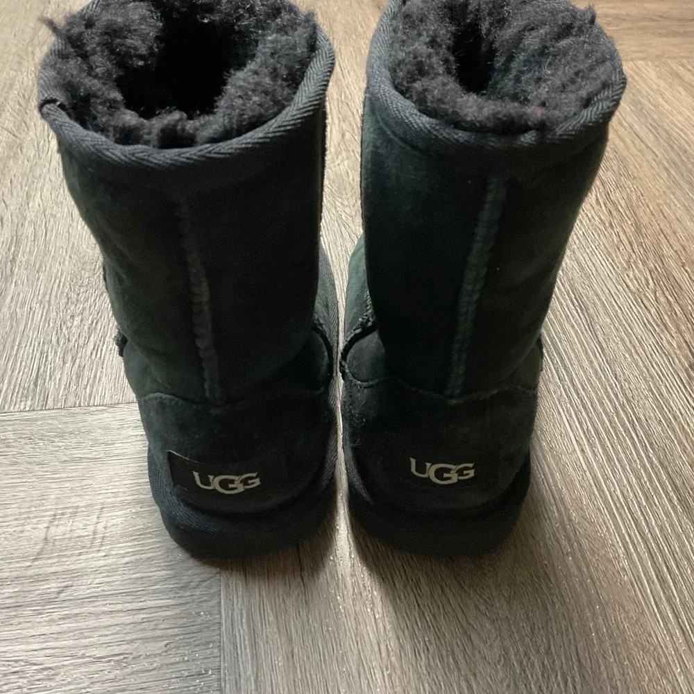 UGG Boots Sheepskin Suede Kids 11 Black Unisex Sporty Comfy Winter Ski Boho Chic
